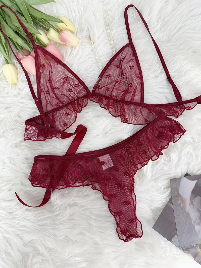 Bordowy komplet z siateczki – głęboki dekolt i romantyczna falbana