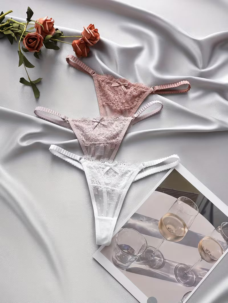 Zestaw koronkowych stringów V – delikatna forma i kobiecy detal