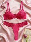 Koronkowy komplet bielizny Deep V – intensywny kolor i elegancka linia