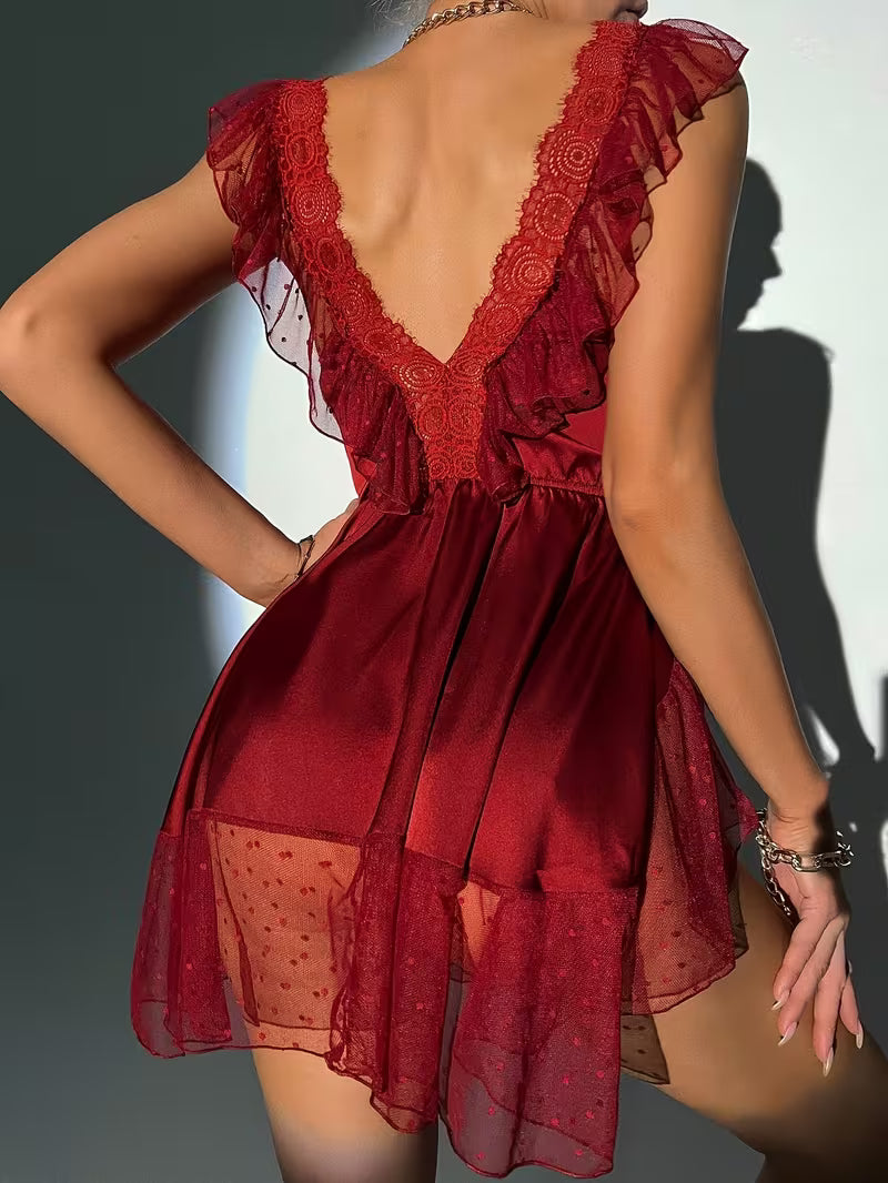 Bordowa koszula nocna z tiulem – głęboki dekolt i zmysłowa falbana