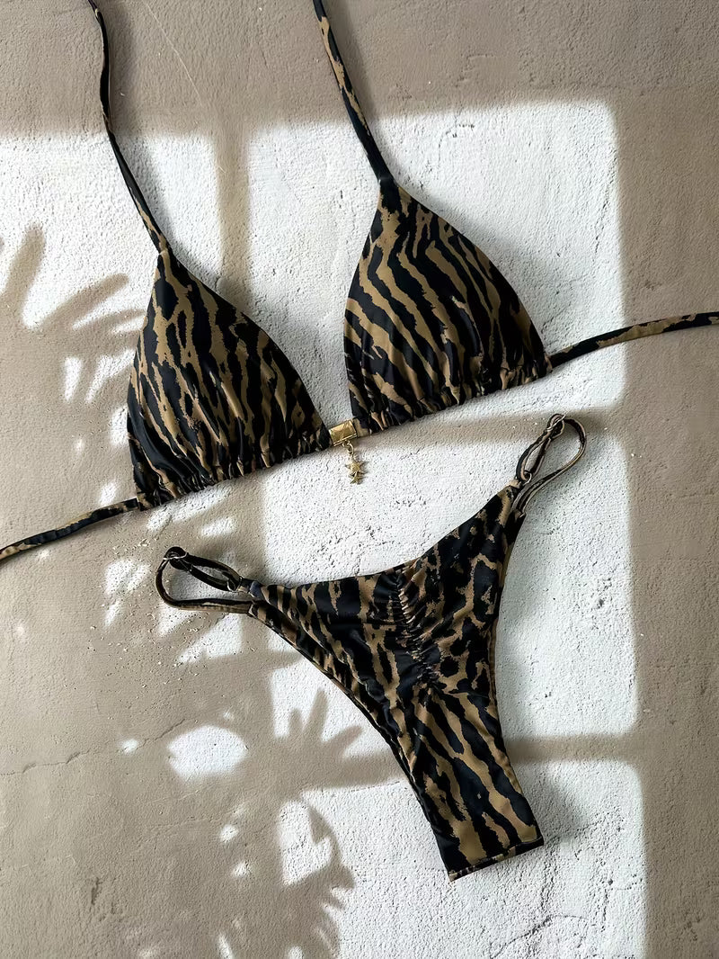 Leopardzie bikini damskie – halter i biżuteryjny detal