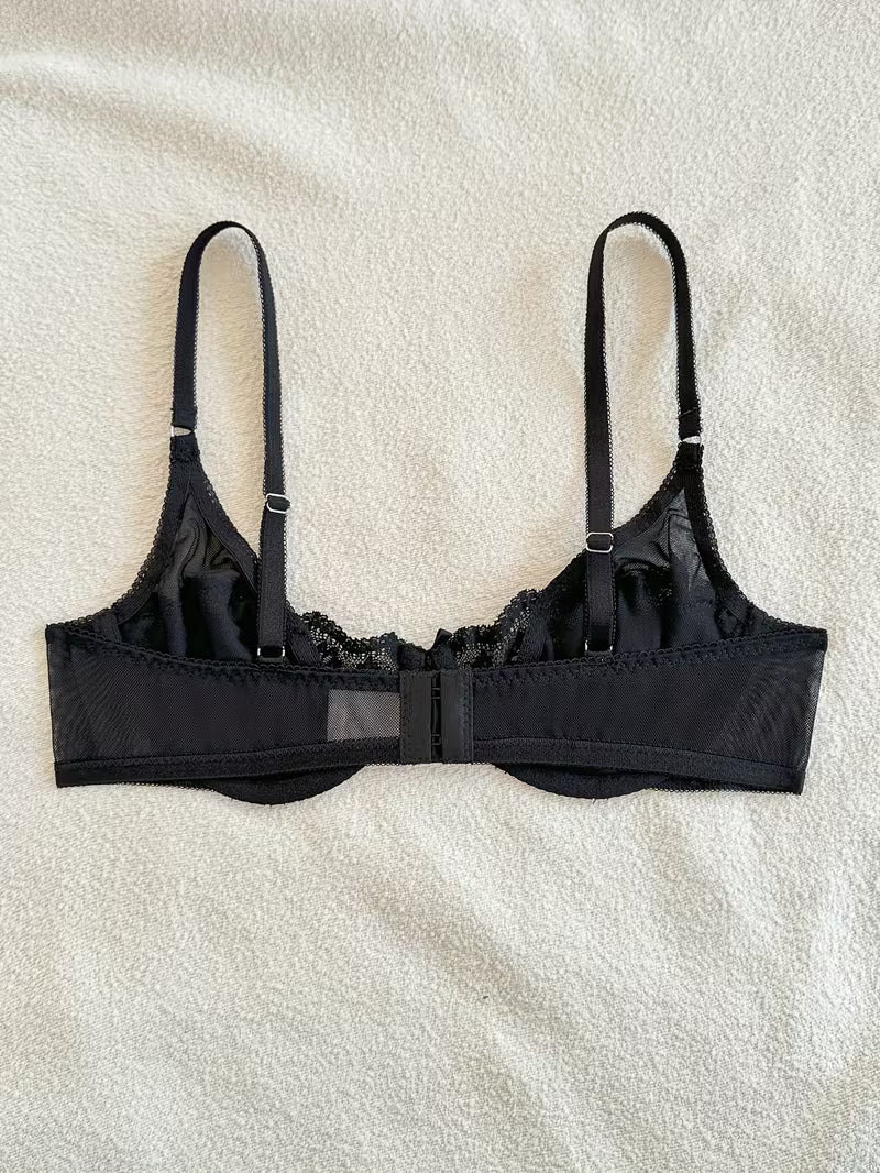 Koronkowy komplet bielizny – subtelna transparentność i klasyczna czerń