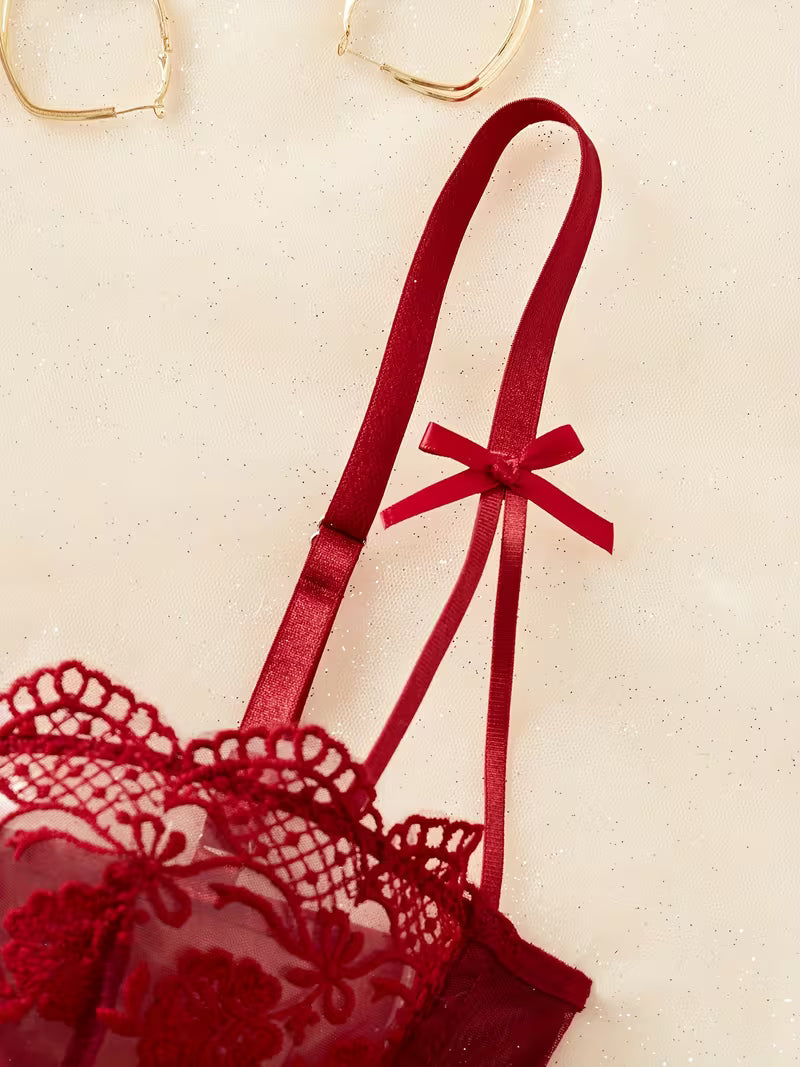 Koronkowe body damskie – głęboka czerwień i haftowana linia