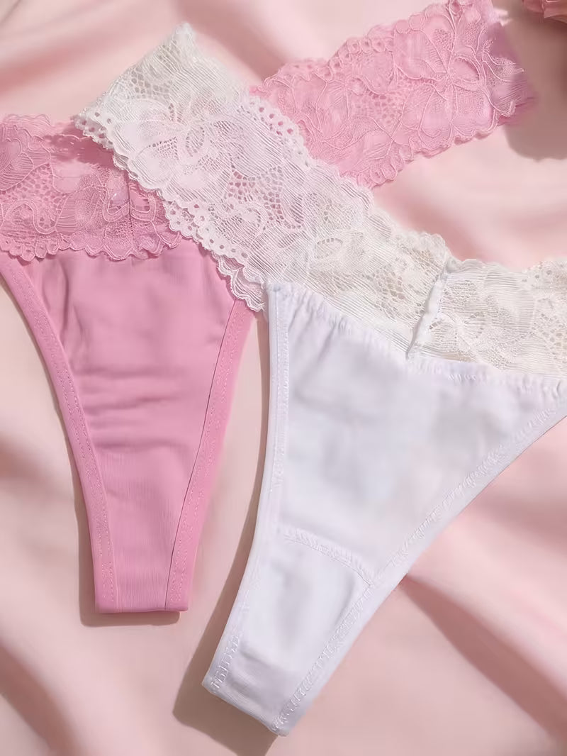 Bawełniane stringi damskie 3-pak – koronkowe wykończenie i subtelna elegancja
