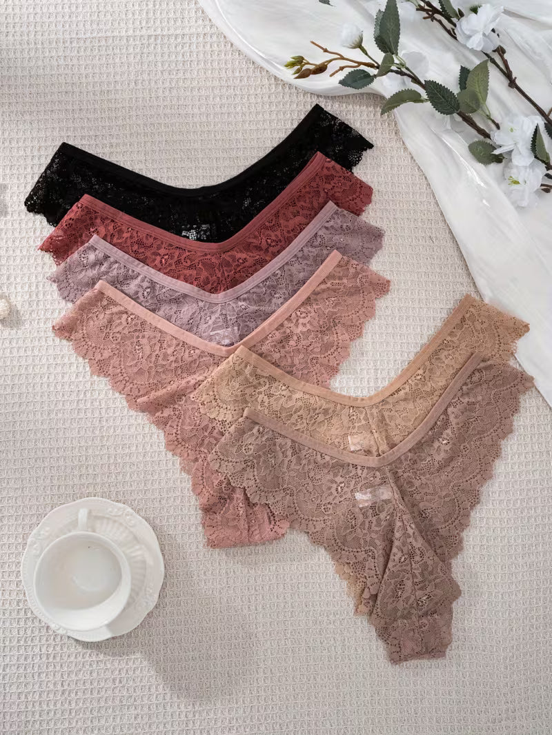 Zestaw koronkowych stringów damskich – delikatna forma i kobiecy charakter
