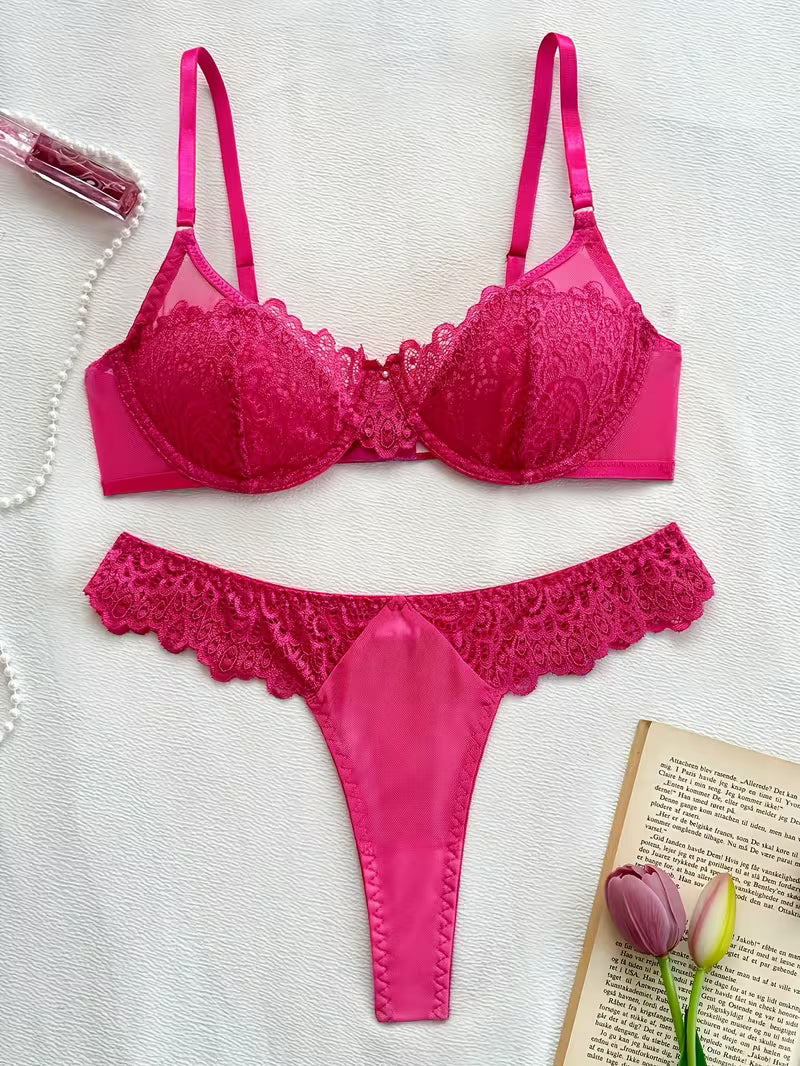 Koronkowy komplet bielizny Deep V – intensywny kolor i elegancka linia
