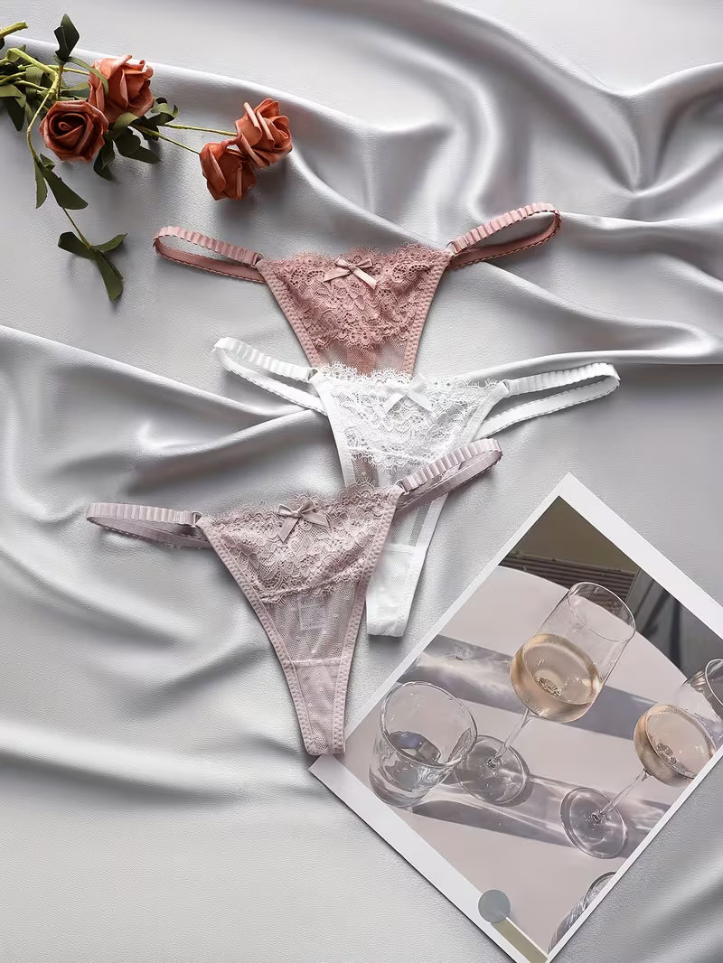 Zestaw koronkowych stringów V – delikatna forma i kobiecy detal