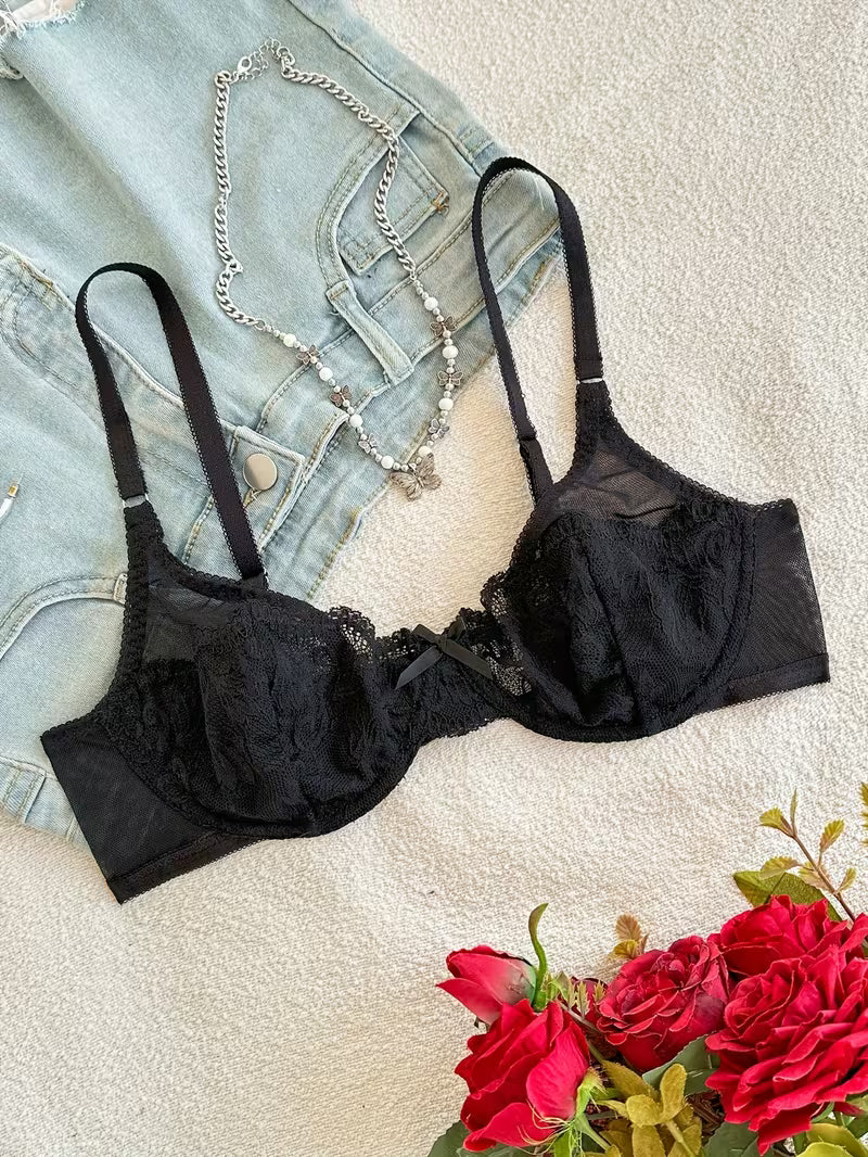 Koronkowy komplet bielizny – subtelna transparentność i klasyczna czerń