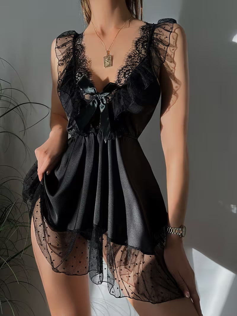 Czarna koszula nocna z głębokim dekoltem – tiulowe wykończenie i odkryte plecy