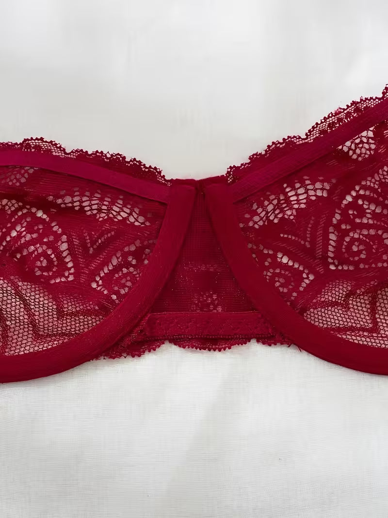 Koronkowy biustonosz z fiszbinami – winna czerwień i delikatna forma