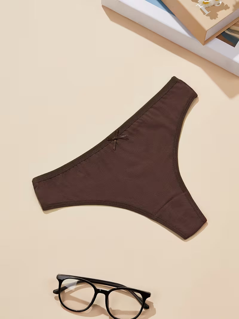 Zestaw 4 bawełnianych stringów – niski stan i subtelna kokarda