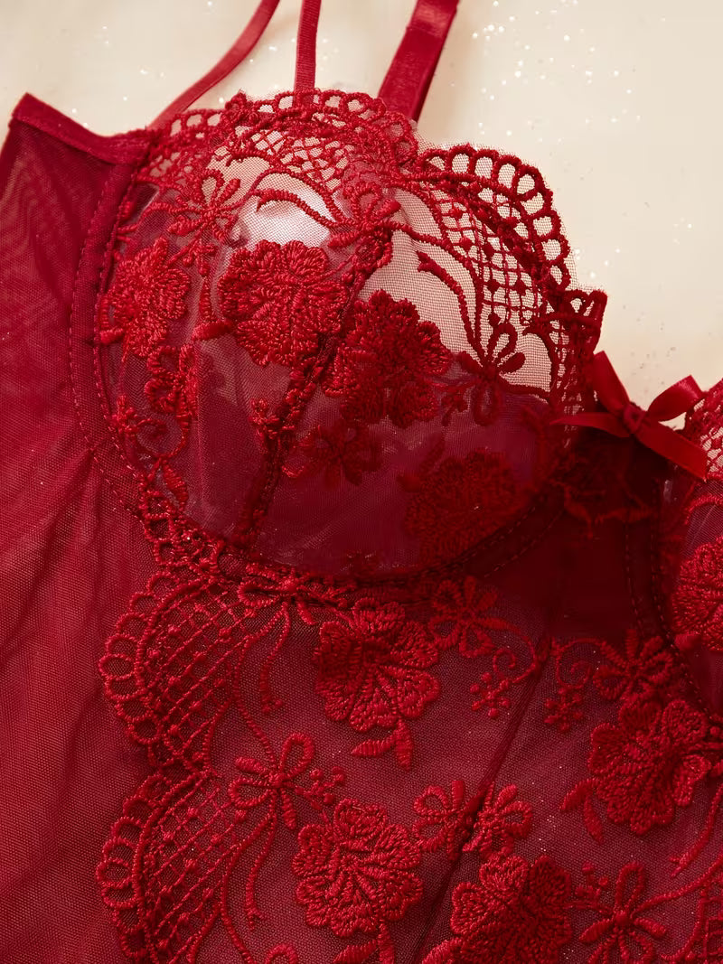 Koronkowe body damskie – głęboka czerwień i haftowana linia