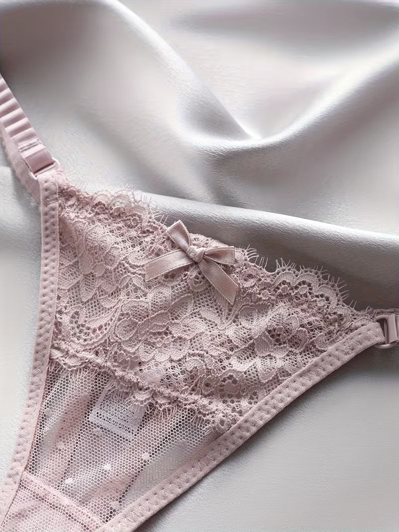 Zestaw koronkowych stringów V – delikatna forma i kobiecy detal