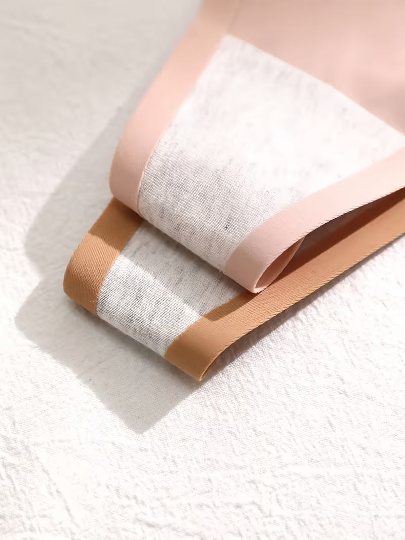 Zestaw 7 sztuk bezszwowych stringów damskich – gładka forma i codzienna elegancja