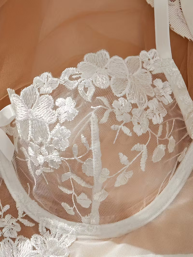 Elegancki biały komplet bielizny z koronką – półprzezroczysty biustonosz na fiszbinach i regulowane stringi