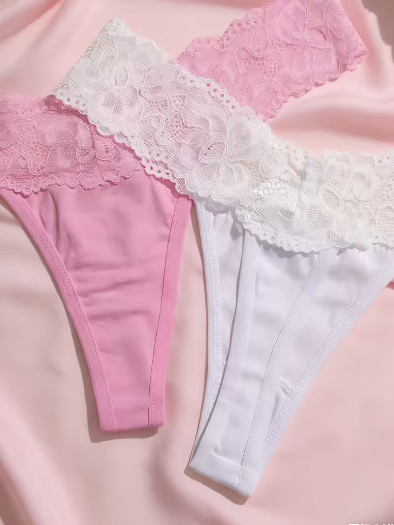 Bawełniane stringi damskie 3-pak – koronkowe wykończenie i subtelna elegancja