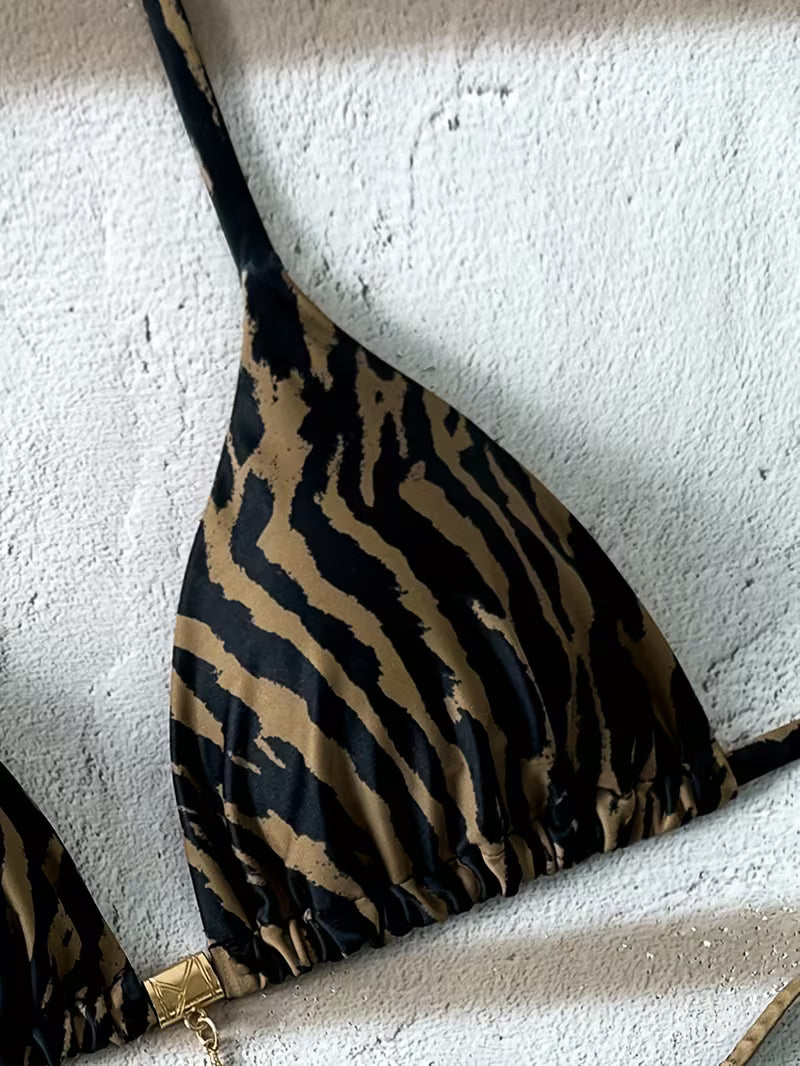 Leopardzie bikini damskie – halter i biżuteryjny detal