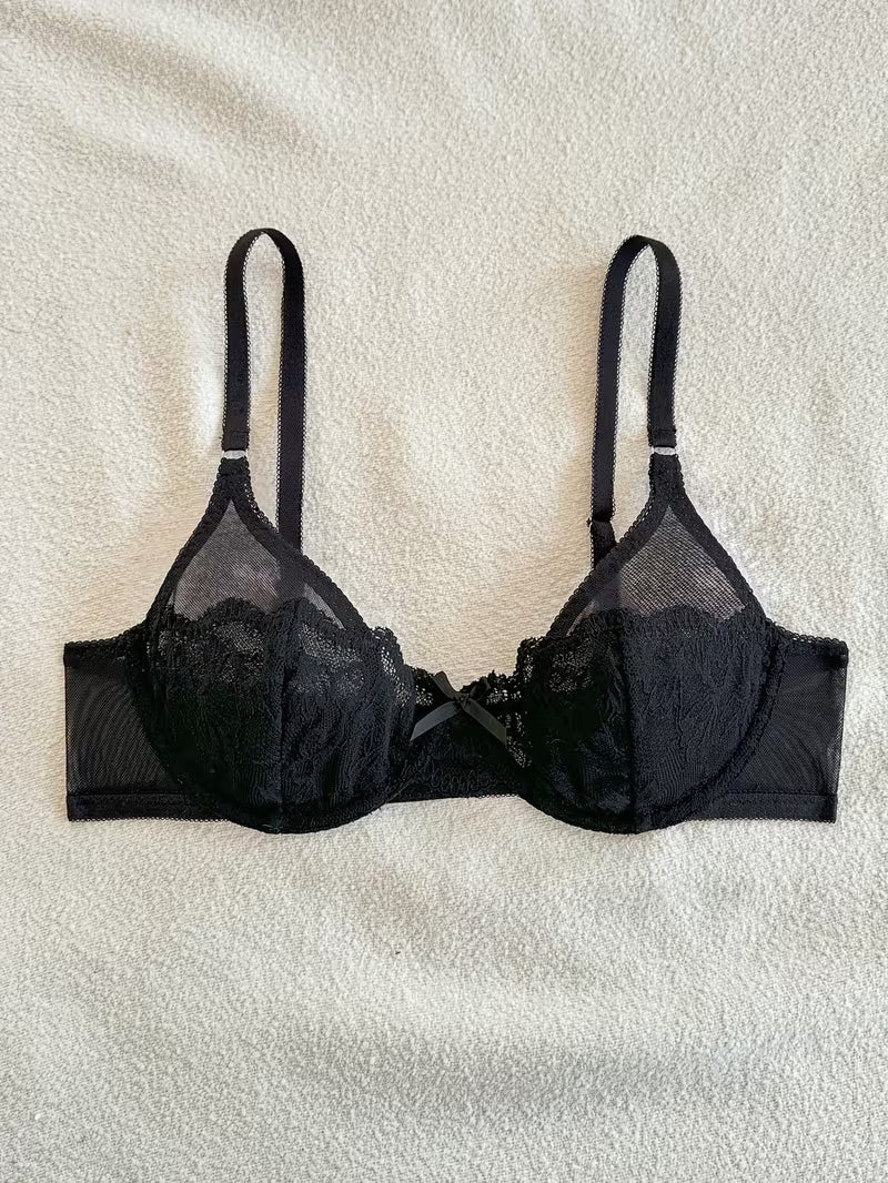 Koronkowy komplet bielizny – subtelna transparentność i klasyczna czerń