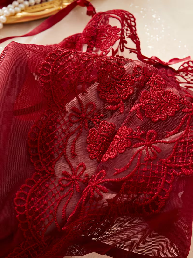 Koronkowe body damskie – głęboka czerwień i haftowana linia