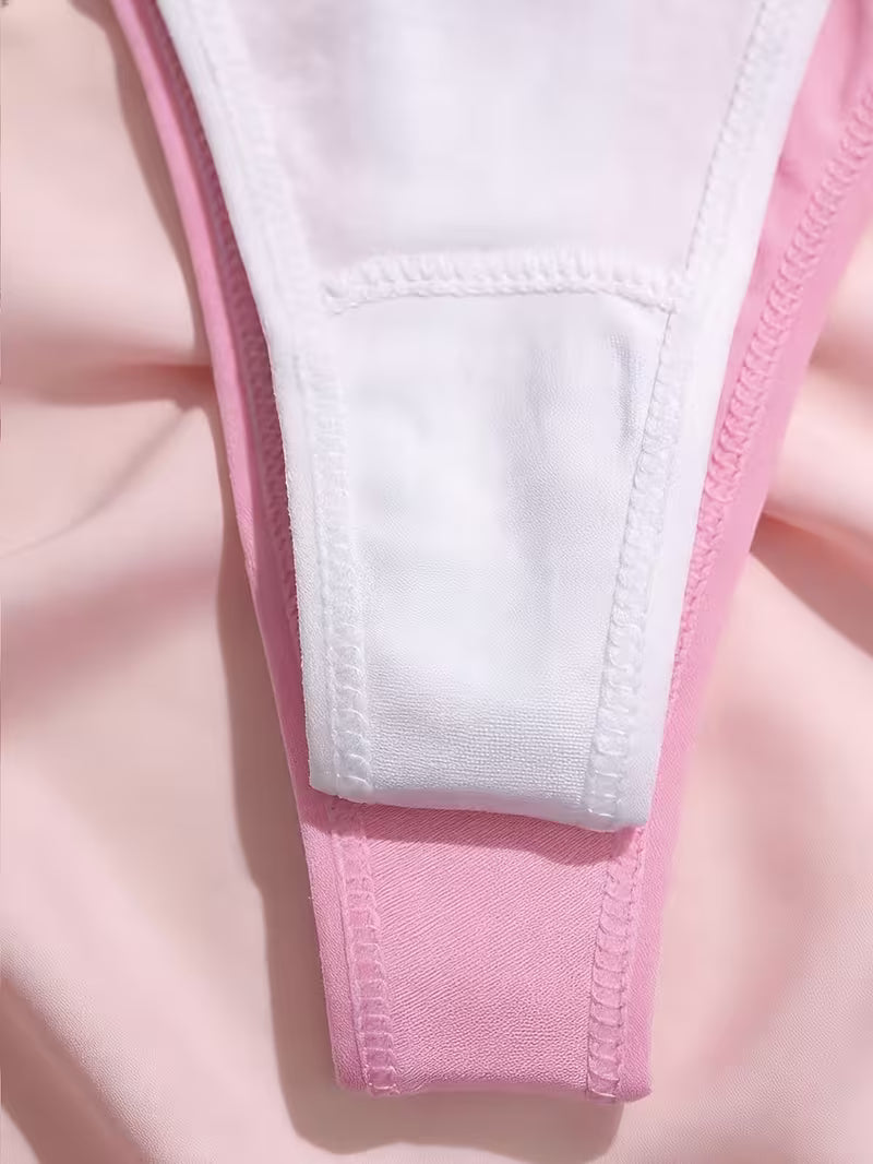 Bawełniane stringi damskie 3-pak – koronkowe wykończenie i subtelna elegancja