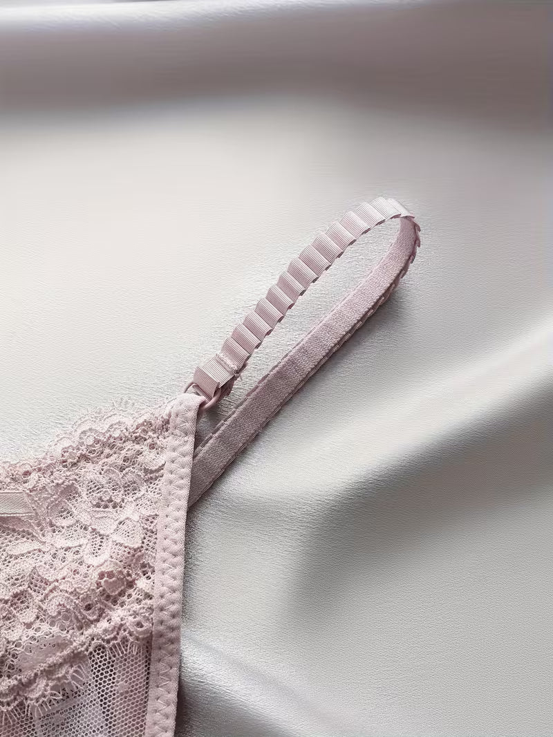 Zestaw koronkowych stringów V – delikatna forma i kobiecy detal