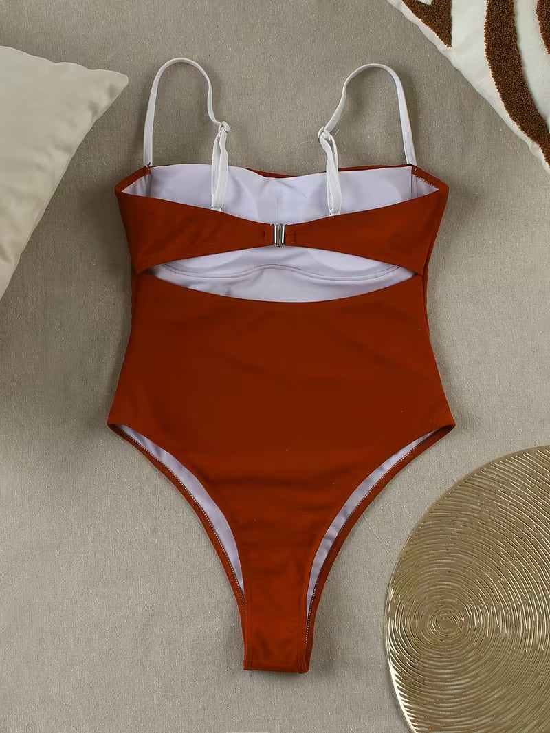 Jednoczęściowy kostium kąpielowy monokini – minimalistyczna forma i kobiecy kontrast