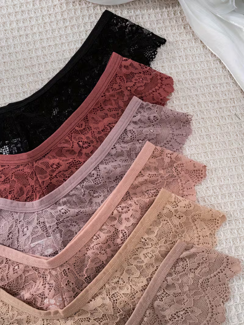 Zestaw koronkowych stringów damskich – delikatna forma i kobiecy charakter