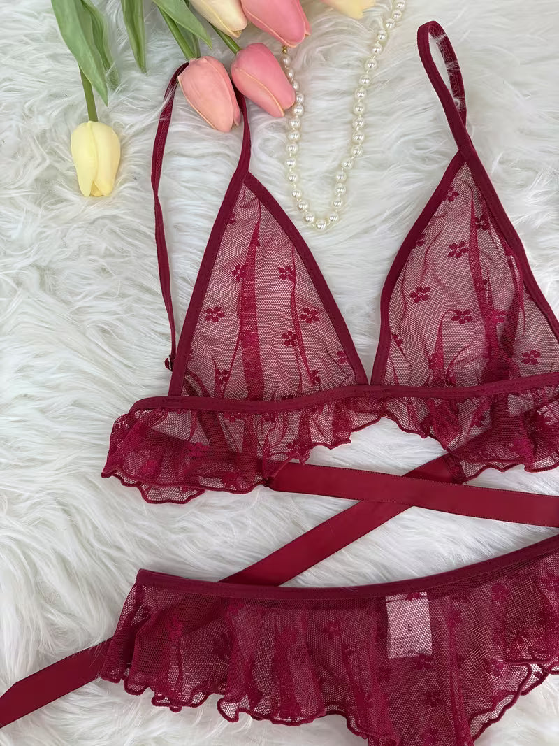 Bordowy komplet z siateczki – głęboki dekolt i romantyczna falbana