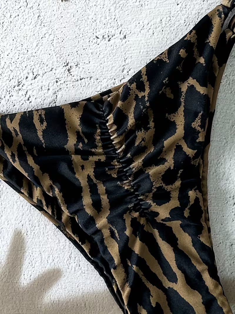 Leopardzie bikini damskie – halter i biżuteryjny detal